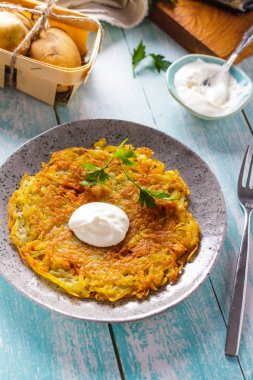 Kızarmış patates gözlemesi üzerinde eski ahşap arka plan Üstten Görünüm