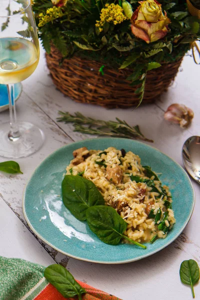 Risotto z pieczarkami i szpinak na widok z góry płyty ceramiczne — Zdjęcie stockowe