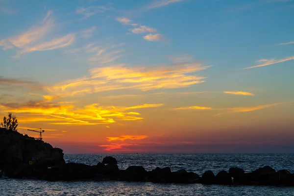 Schönen feurigen Sonnenuntergang über dem Meer. Kroatien — Stockfoto