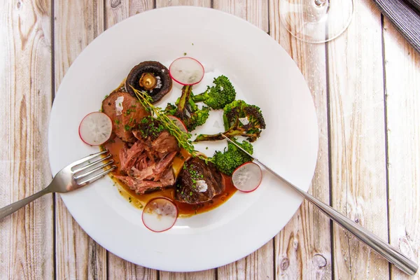 Rántott tonhal steak zöldség egy fehér lemezre felülnézet — Stock Fotó