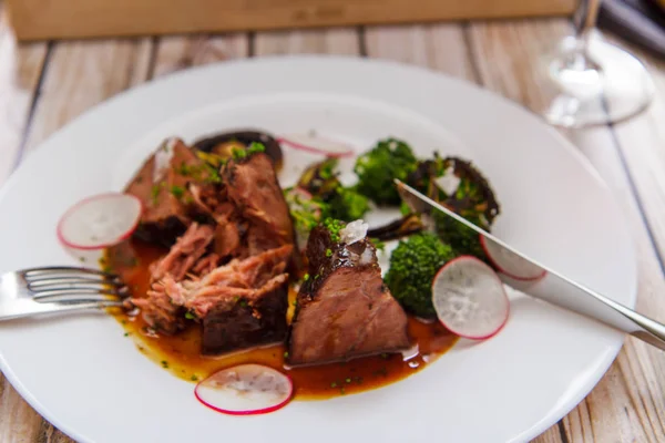 Rántott tonhal steak egy fehér tányérra zöldségekkel — Stock Fotó