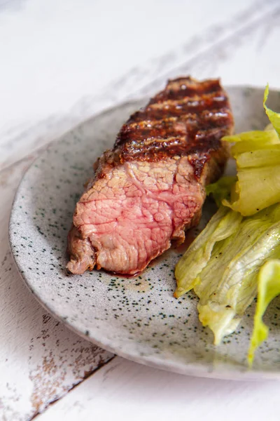 Friss marha Steak saláta levelek kerámia tányér — Stock Fotó