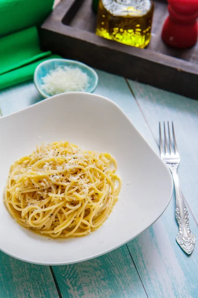 Macarrão com queijo em uma placa branca vista superior — Fotografia de Stock