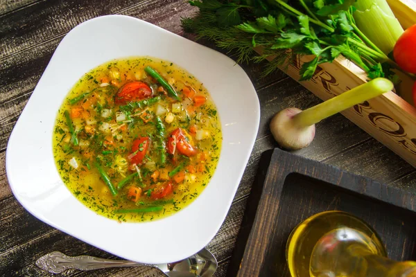 Sopa de minestrone en un plato de cerámica blanca. Cocina Italiana —  Fotos de Stock