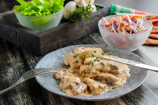 Stroganoff di manzo con sugo di funghi, timo e insalata di verdure Fotografia Stock