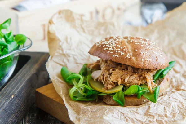 Hamburger di maiale tirato in casa con insalata di cavolo e salsa Immagine Stock