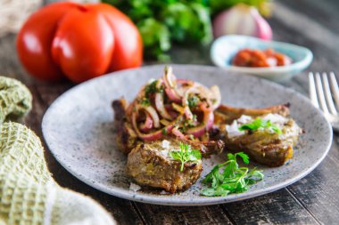 Kuzu eti, soğan ve kişniş bir plaka üzerinde şiş