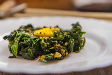 Ispanak salatası. Yumurta biber taze ıspanak salatası