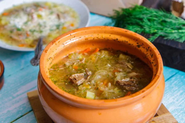 Taze et ve seramik kase sebze çorbası