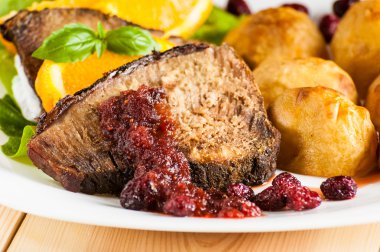 Kızılcık soslu domuz eti 