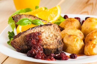 Kızılcık soslu domuz eti 