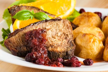 Kızılcık soslu domuz eti 