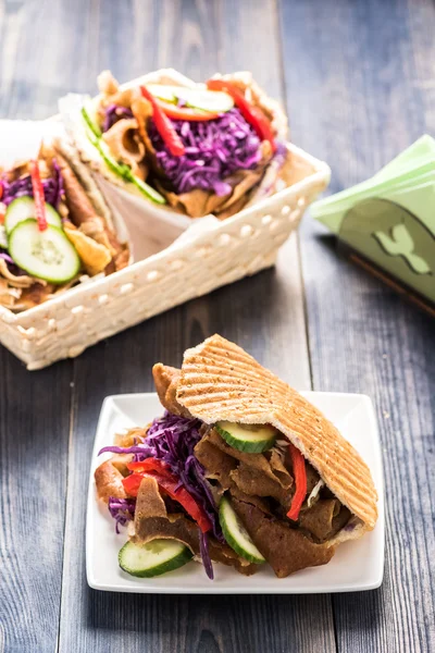 Carne com legumes em pita pão — Fotografia de Stock