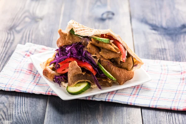 Carne com legumes em pita pão — Fotografia de Stock