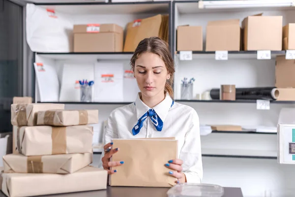 postanede çalışan kadın