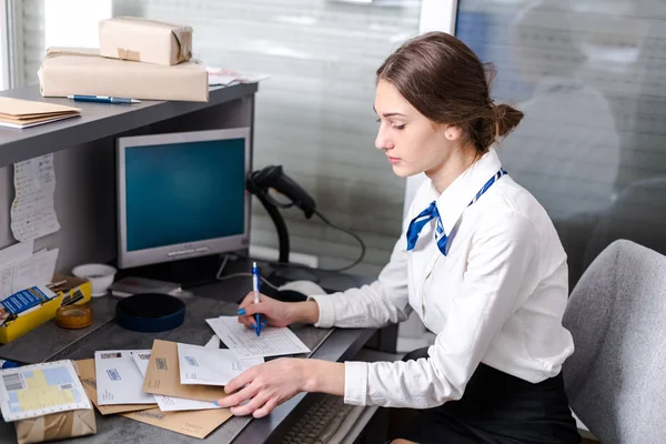 postanede çalışan kadın