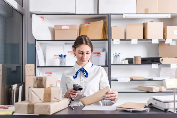 postanede çalışan kadın