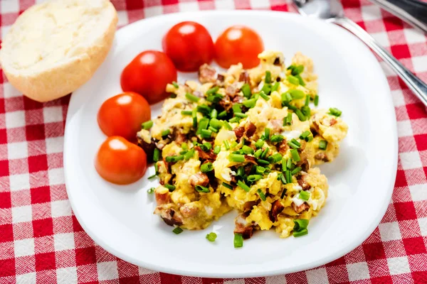 Rührei mit Wurst — Stockfoto