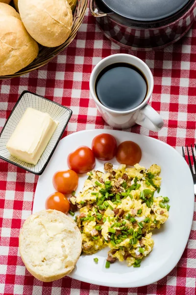 Scrambled eggs with sausage — Stock Photo, Image