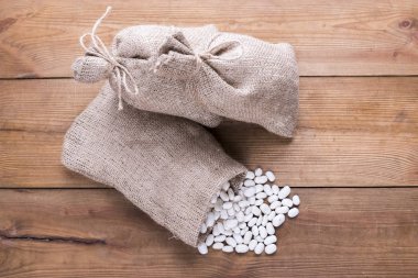 mutfak masasının üzerinde dağınık fasulye