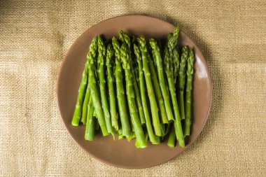 Beyazlatılmış yeşil kuşkonmaz