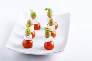 domates, beyaz peynir ve zeytin ile küçük meze
