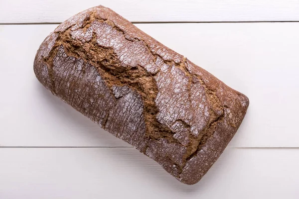 A Harvestime frissen sütött kenyér, egy fából készült asztal — Stock Fotó