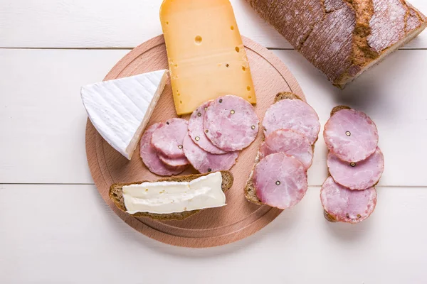 Brot mit Käse und Wurst — Stockfoto