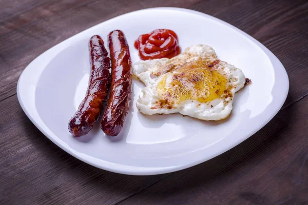 Fried egg and sausages — Stock Photo, Image