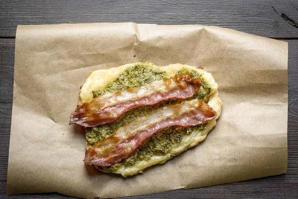 Бутерброд со слоеным тестом с беконом и шпинатом — стоковое фото