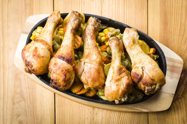 Hühnertrommeln mit Gemüse — Stockfoto