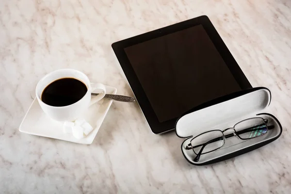 Tasse Kaffee und ein Rückblick auf Neuigkeiten auf dem Tablet — Stockfoto