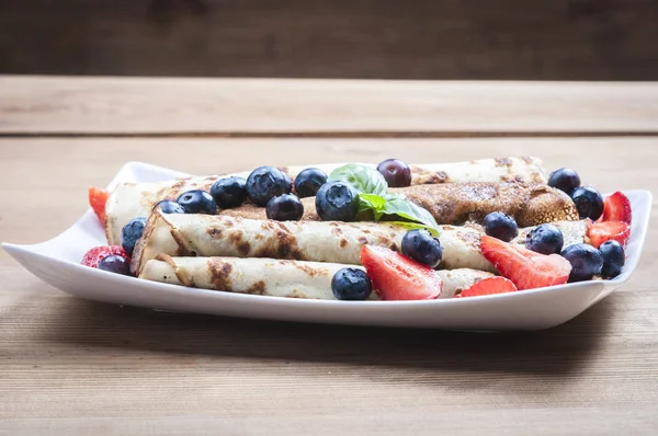 Panqueques con salsa de frutas y chocolate — Foto de Stock