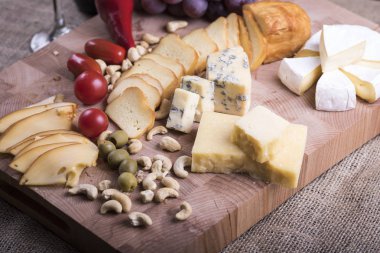 Peynir tabağı ve şarap. Hafif bir atıştırmalık.