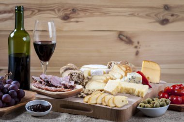 Peynir tabağı ve şarap. Hafif bir atıştırmalık.