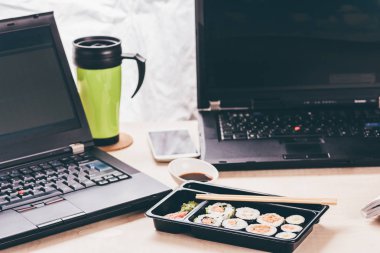 workaholics iş yerinde yemek