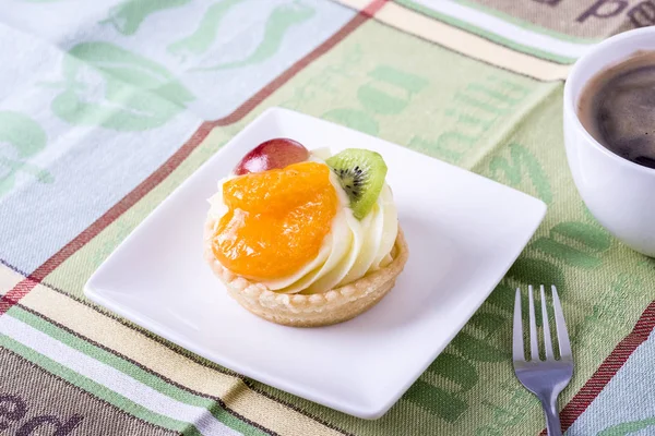 Mini tarta con pudín y fruta —  Fotos de Stock