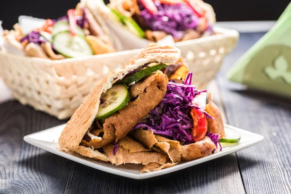 Fleisch mit Gemüse im Fladenbrot — Stockfoto