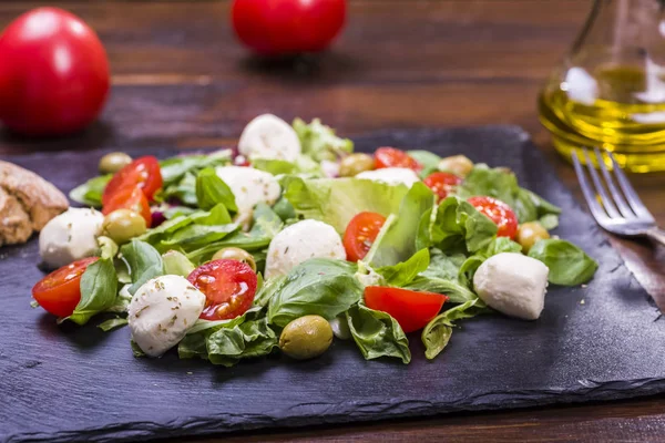 Салат с моцареллой и помидорами — стоковое фото