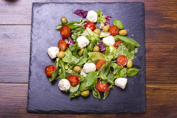 Mozzarella ve domatesli salata — Stok fotoğraf