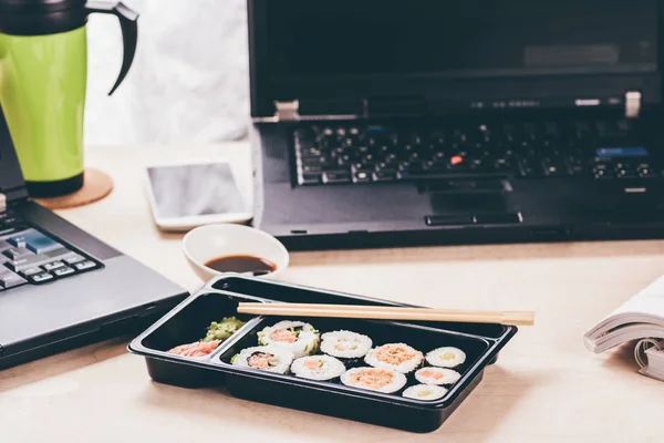 Arbetsnarkomaner äta lunch på jobbet — Stockfoto