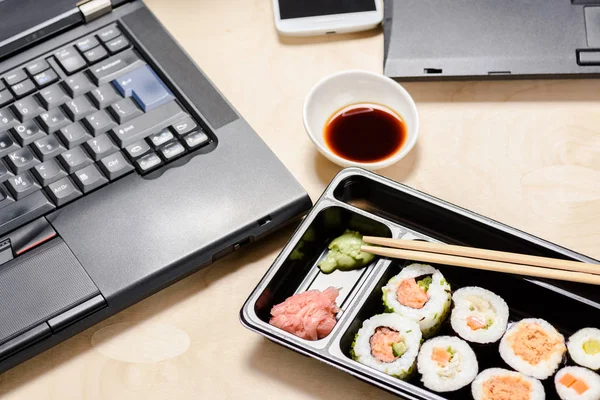 Arbetsnarkomaner äta lunch på jobbet — Stockfoto