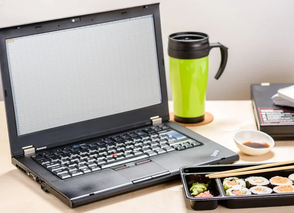 Workaholics eten lunch op het werk — Stockfoto