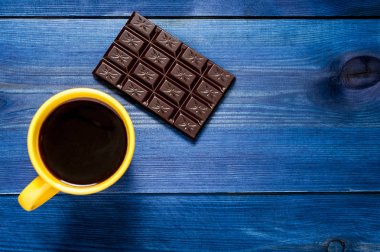 Sarı fincan kahve ve çikolata
