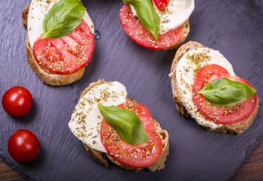 Mozzarella peyniri ve domates