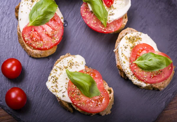 Mozzarella peyniri ve domates — Stok fotoğraf