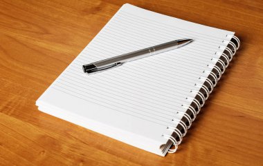 notebokok ve kalem masa