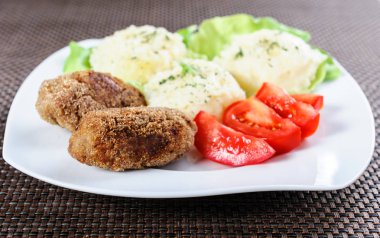 bir yatakta marul patates püresi