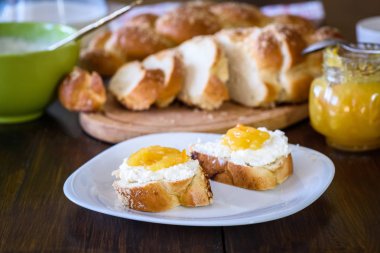 ahşap masa Challah ekmek