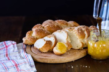ahşap masa Challah ekmek
